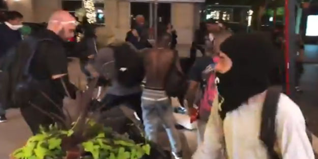 ABD'de kan gövdeyi götürüyor! Taşlayarak linç ettiler