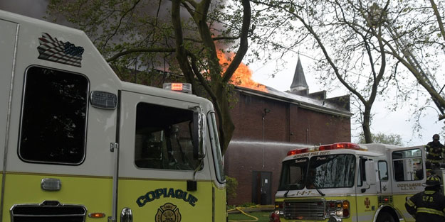 ABD'de kiliseyi yaktılar