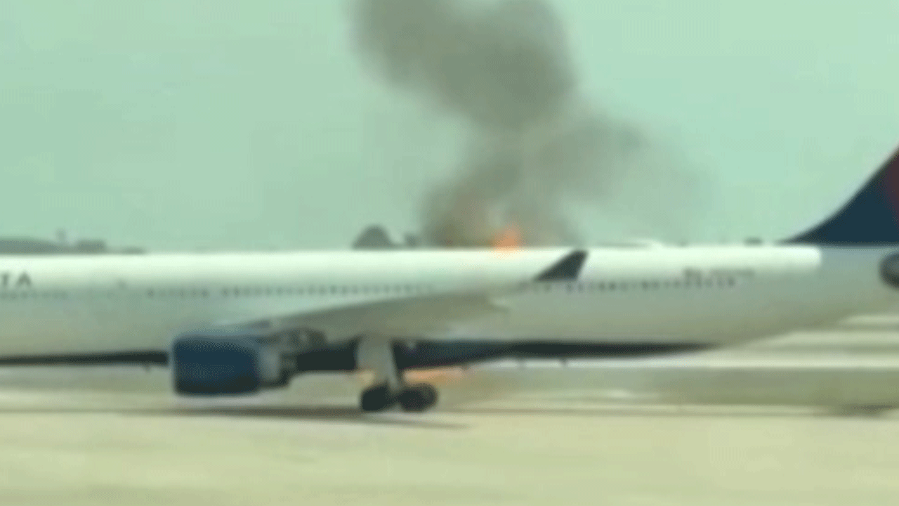 ABD'de korkunç görüntüler: Kalkışa hazırlanan uçağın motoru alev aldı!