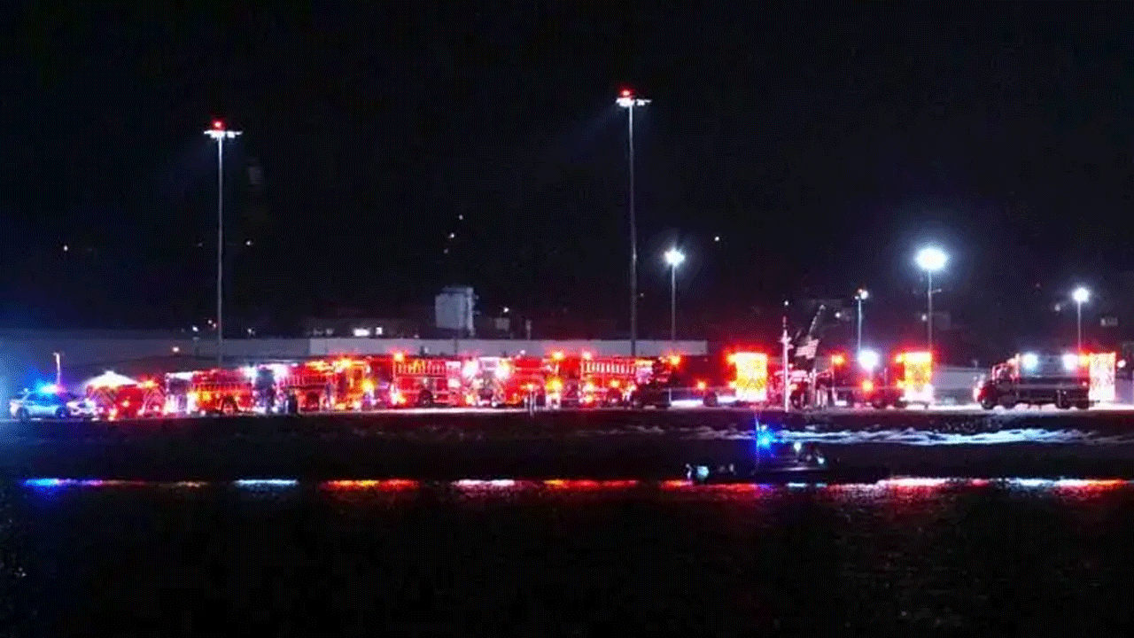 ABD’de korkunç kaza! Yolcu uçağı helikopterle çarpışıp nehre düştü