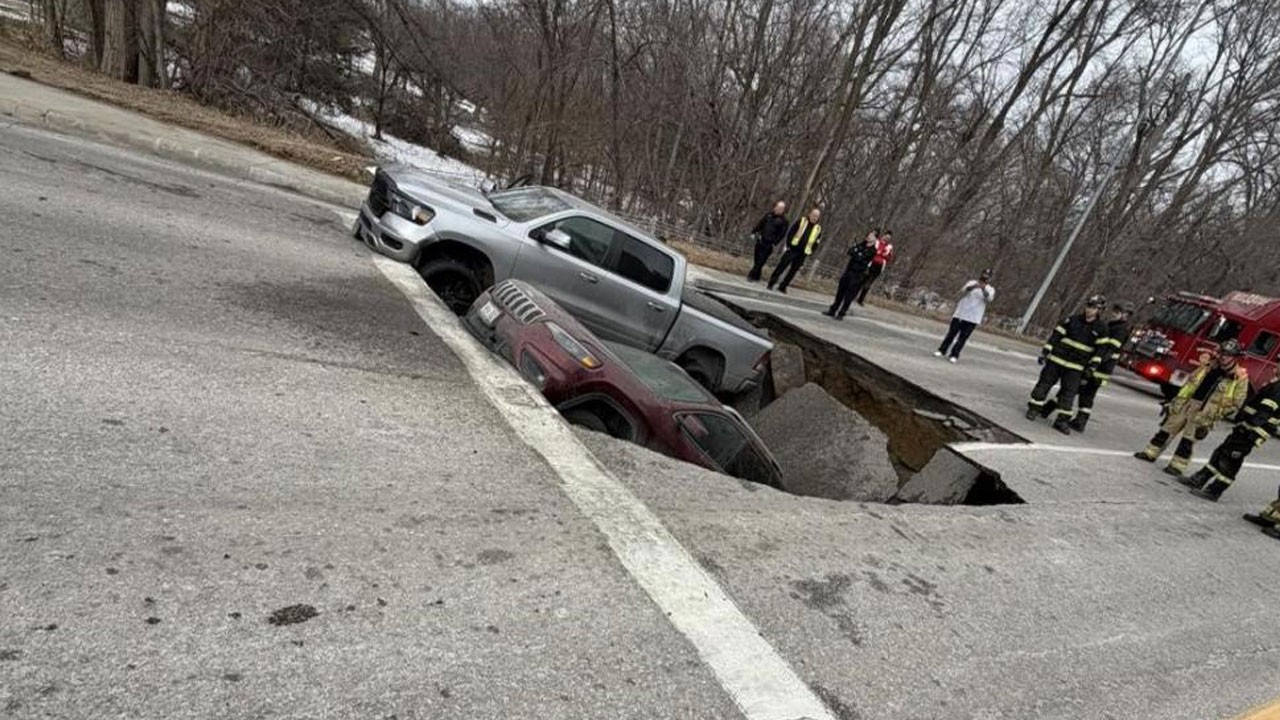 ABD’de korkutan görüntü! Yol aniden çöktü iki araç çukura düştü