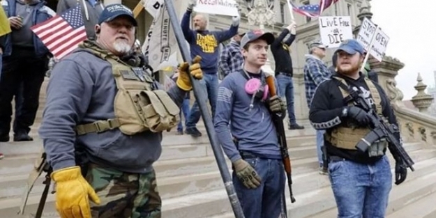 Silahlarıyla sokağa indiler: Karantina kalksın!