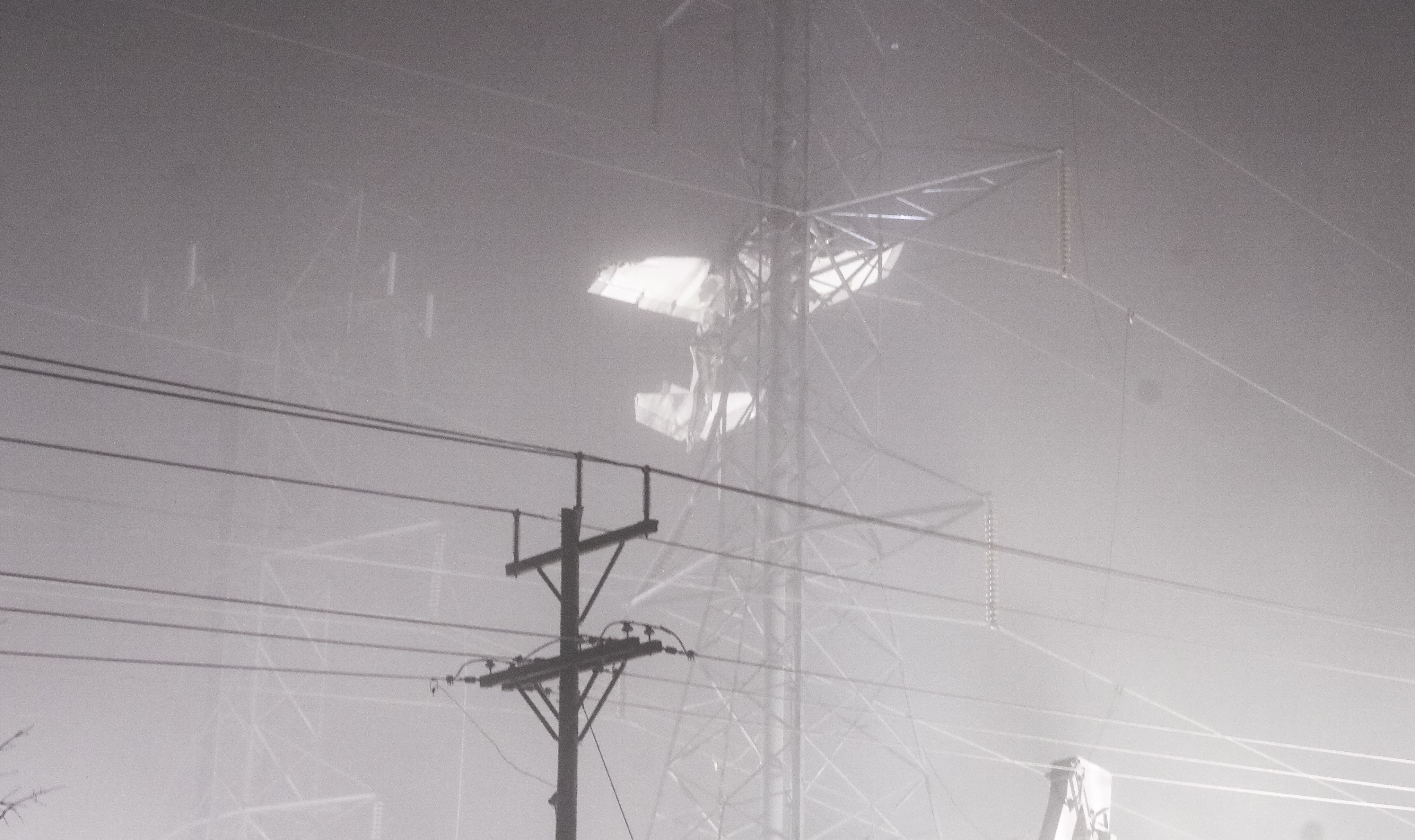 ABD'de küçük bir uçak, yüksek gerilim hattında asılı kaldı