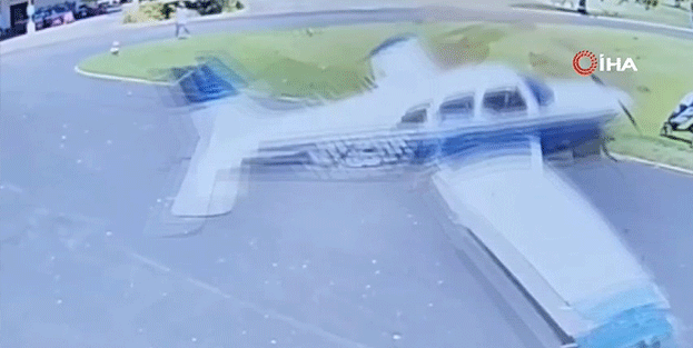 Tek motorlu uçak golf sahasına düştü!