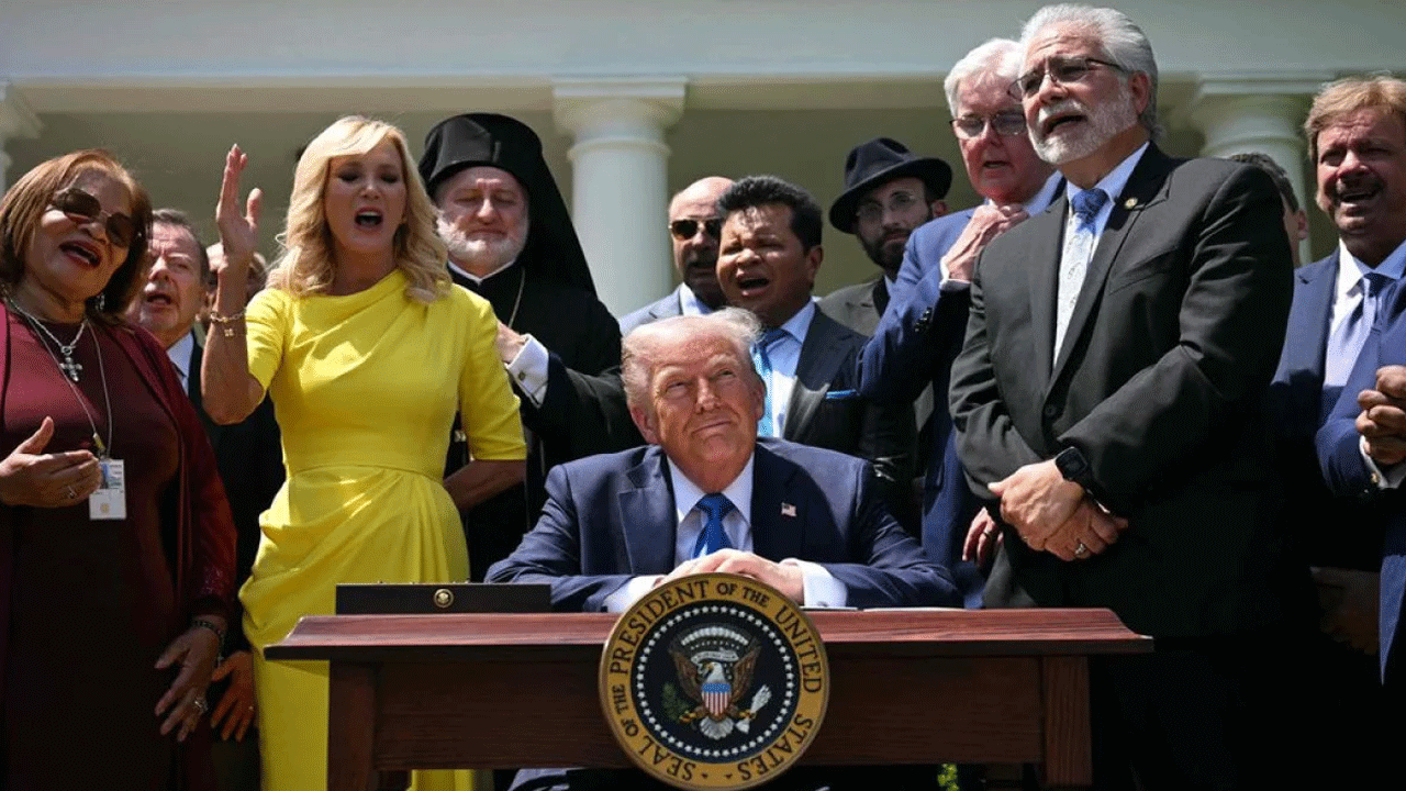 ABD’de laiklik elden gidiyor! Trump'tan din devletine dönüş kararı