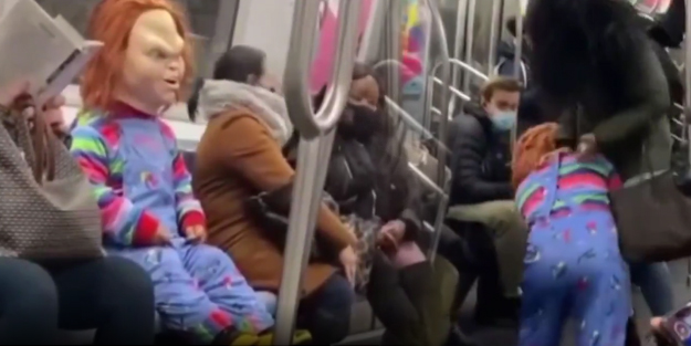 Metroda 'Chucky' korkusu! Bir anda kadına saldırdı