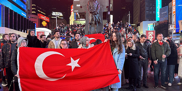 ABD'de New York Times Meydanı'nda Türkiye'deki depremlerde hayatını kaybedenler anıldı