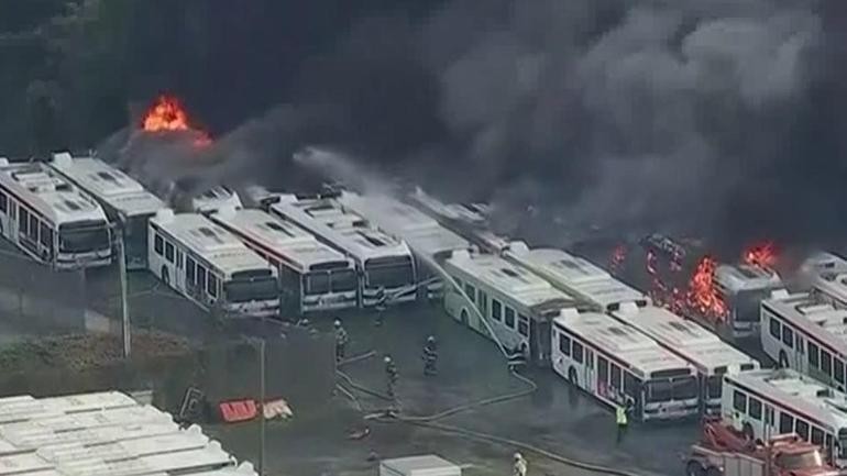 ABD’de otobüs mezarlığı küle döndü! Sebebi sır gibi saklanıyor