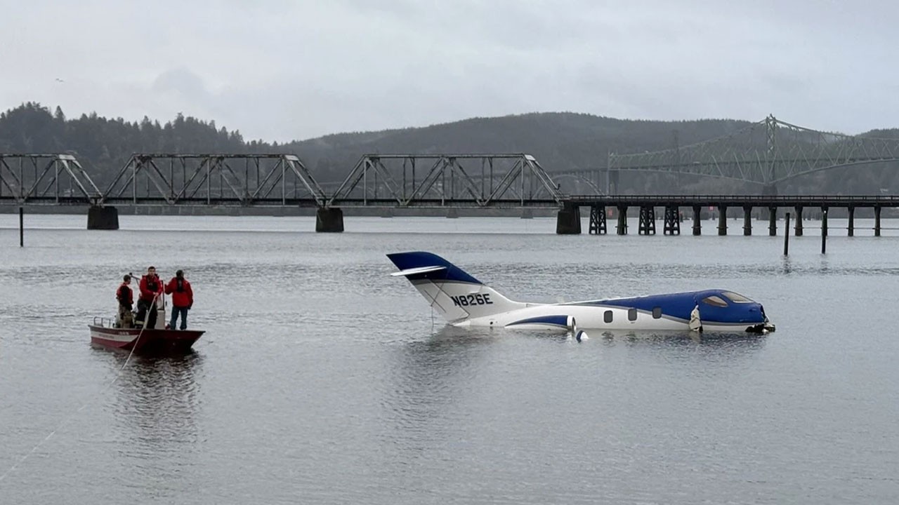 ABD’de pistten kayan uçak suya düştü! Yaralılar var