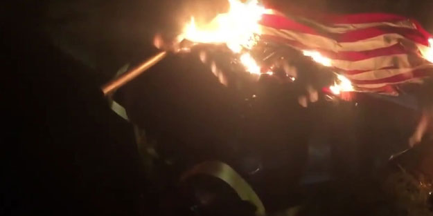 ABD'de protestocular ABD bayrağını yaktı