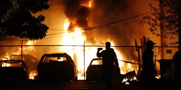 ABD'de protestocular, Brooks'un öldürüldüğü restoranı ateşe verdi