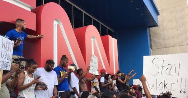 ABD'de protestocular CNN binasını bastı