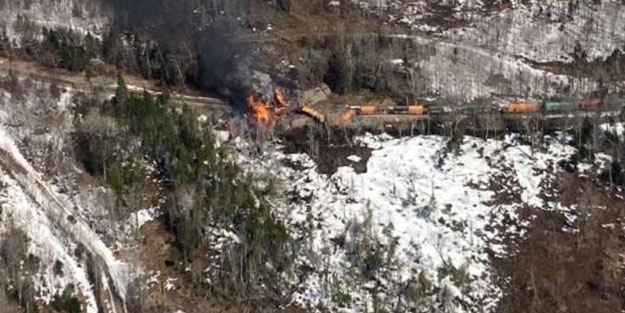 ABD’de raydan çıkan tehlikeli madde yüklü trende yangın