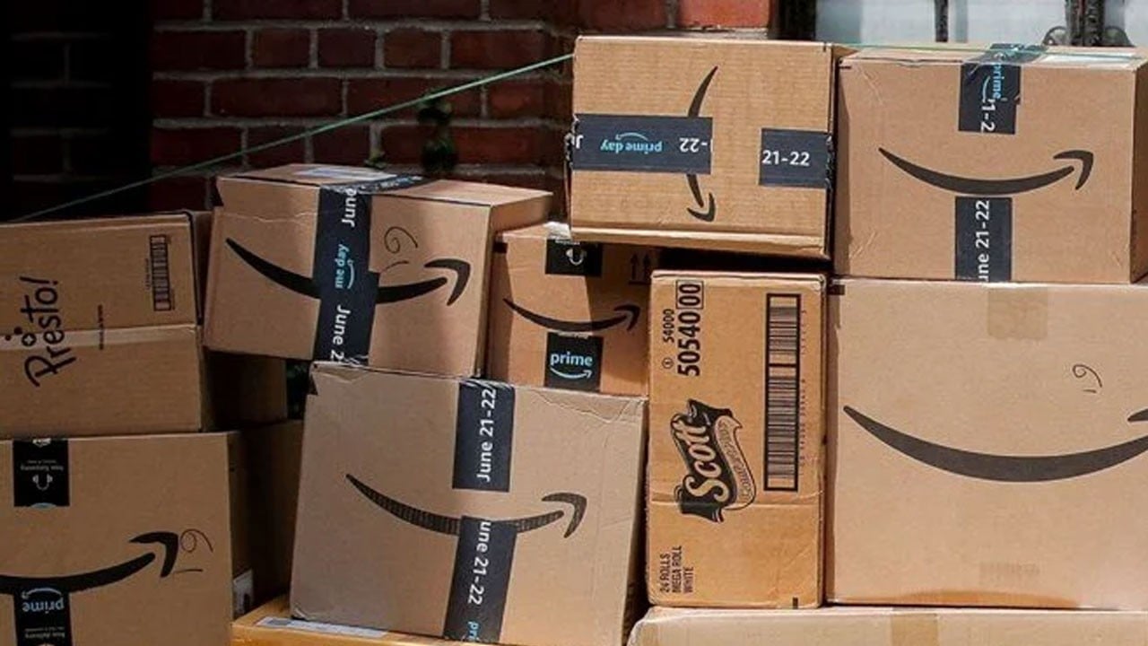ABD’de şaşırtan olay! Kapısına her ay yüzlerce kargo geliyor