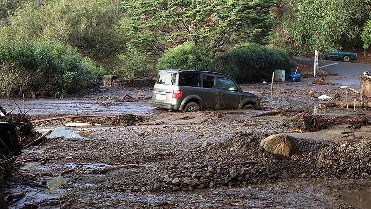 ABD’de şiddetli yağış sel ve heyelana yol açtı! Araçlar mahsur kaldı