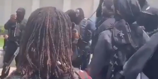 ABD'de siyahiler otomatik silahlarla sokağa çıktı