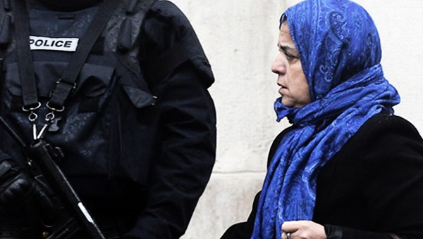 Skandal olay! 2 Müslüman kadın uçaktan indirildi