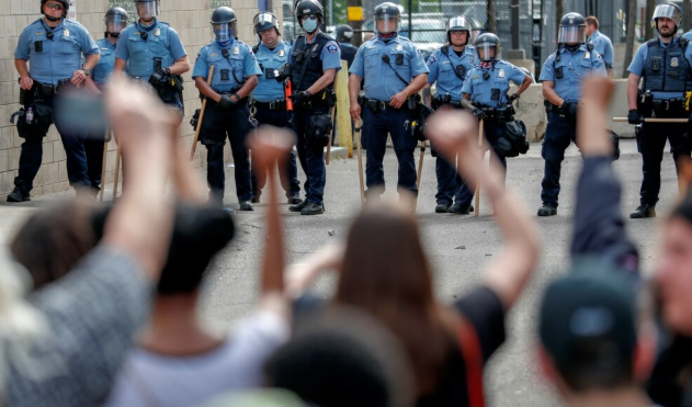 ABD’de sokak eylemleri böyle giderse Trump ülke dışına kaçabilir! Kral istemiyoruz" sesleri Beyaz Saray’ı titretiyor
