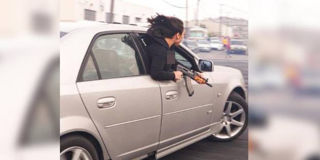 ABD'de şoke eden görüntü! Otomatik tüfekli kadın...