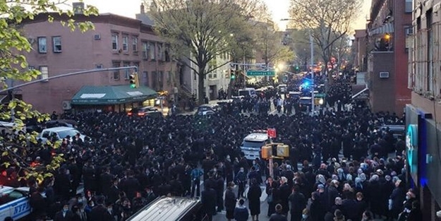 Pes dedirten görüntü! Sosyal mesafe hiçe sayıldı