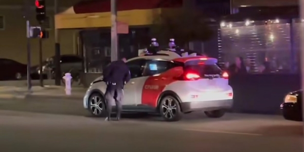 ABD'de sürücüsüz taksi polisten kaçtı