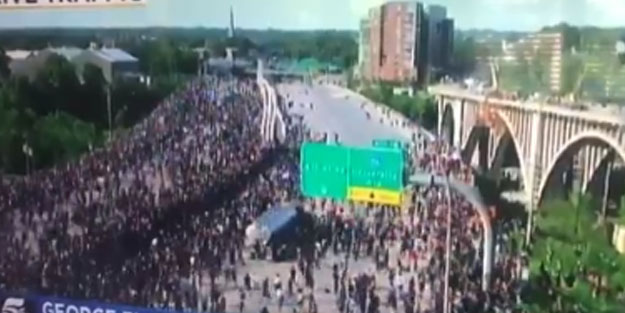 ABD'de tanker göstericilerin arasına daldı