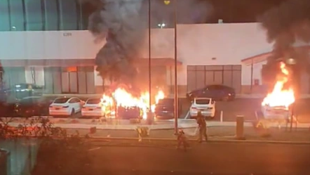 ABD'de Tesla merkezine silahlı saldırı: Araçları tarayıp hepsini yaktılar