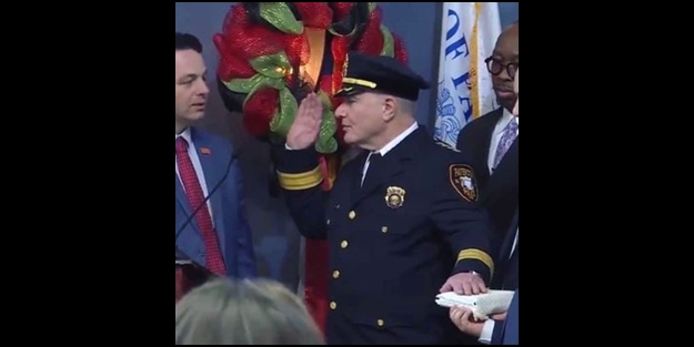 ABD'de Türk emniyet müdürü Kur'an'a el basarak görevine başladı