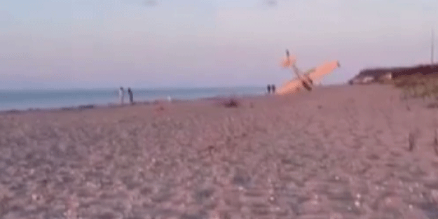 ABD’de uçak plaja çakıldı