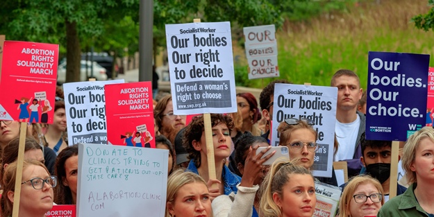 ABD'deki karar, İngiltere'deki feministleri zıplattı! Türkiye'de atılan sloganları attılar
