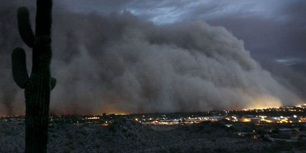 ABD’deki kum fırtınasında 40’dan fazla araç birbirine girdi