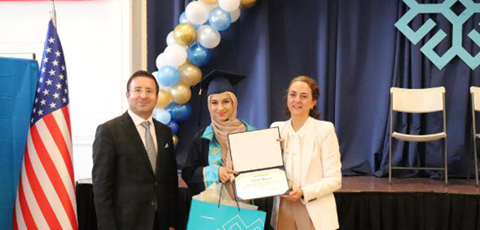 ABD'deki Maarif Okulu üçüncü dönem mezunlarını verdi