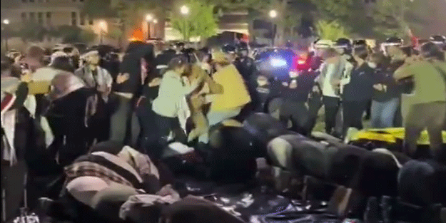 ABD'deki Ohio Üniversitesi'nin Hristiyan öğrencileri, Gazze protestosunda namaz kılan Müslüman öğrencileri polisten böyle korudu!