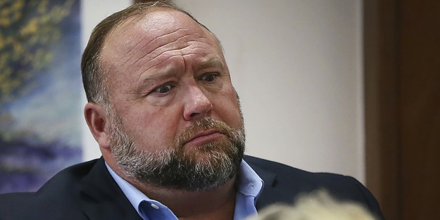 ABD'deki okul saldırısına 'komplo' demişti! 49,3 milyon dolar tazminat cezası