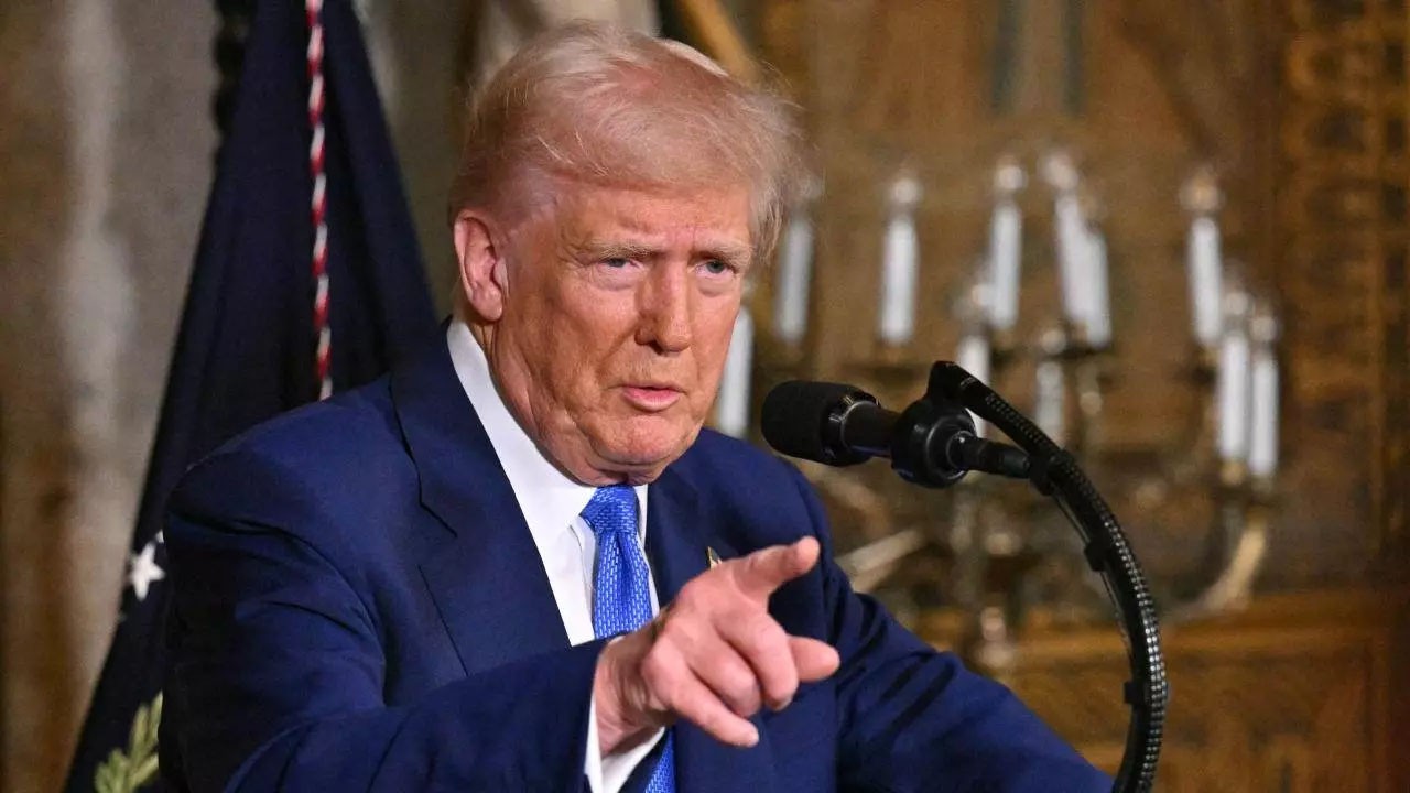 ABD'den beklenmedik karar: Trump önemli bir karara imzayı attı, kılıçlar çekildi