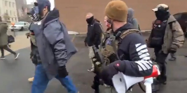 ABD'den iç savaş manzaraları! Silahlanıp sokağa indiler