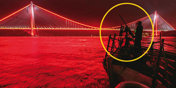 ABD’den skandal paylaşım… Boğazı geçerken silahlı fotoğraf!