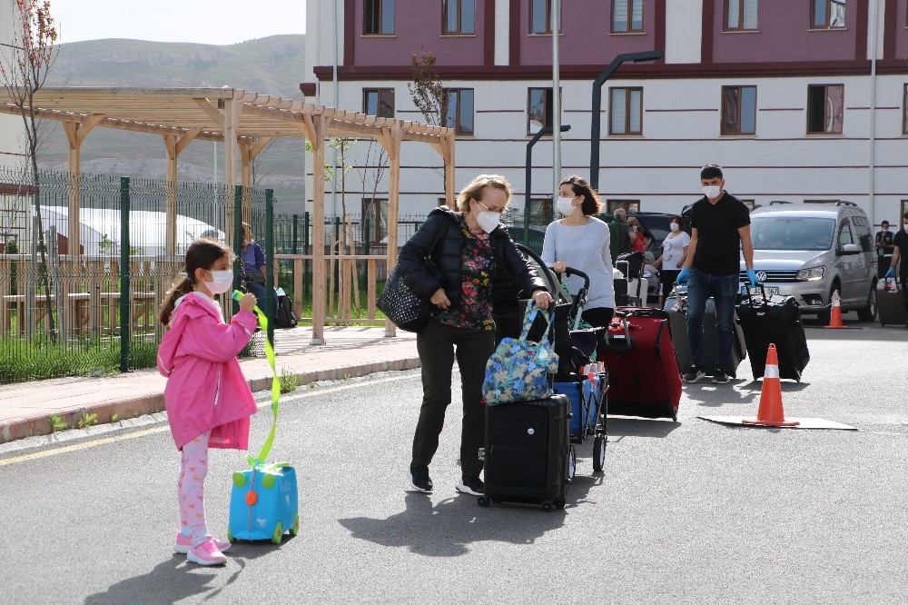 ABD’den ve Kuveyt’ten gelen 311 Türk vatandaşı evlerine uğurlandı 