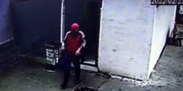 Abdest alan vatandaşın çantasını çaldı! O anlar anbean kaydedildi