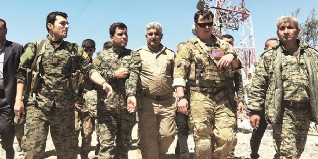 ABD'li askerler Türkiye'nin bombaladığı yerde teröristlerle hasar tespiti yaptı