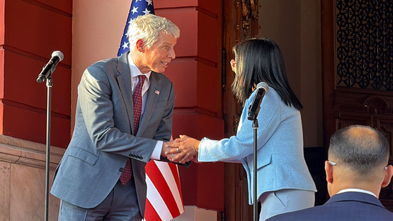  ABD’li bakana ‘mihmandarlık’ yaparak bölgeyi gezdirdi Satış tamamlandı anahtar yeni sahibinde