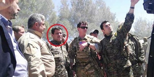 ABD'li komutanın yanındaki kişi bakın kim çıktı!