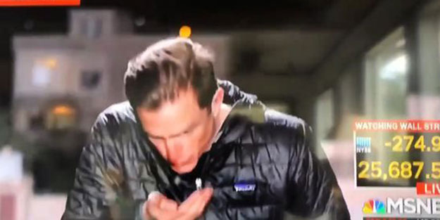 ABD'li muhabir canlı yayını fark etmeyince... Mide bulandıran görüntü!