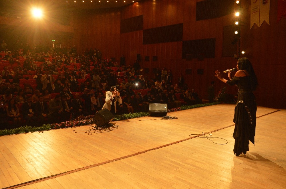 ABD’li şarkıcı Della Miles Eskişehir’de konser verdi 