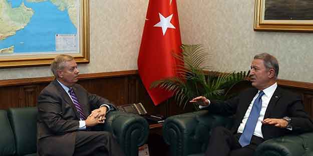 Bakan Akar ABD'li senatörü fena terletti!