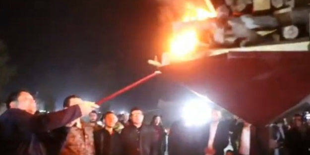 ABD'li temsilci ile YPG'li elebaşı birlikte ateş yaktı