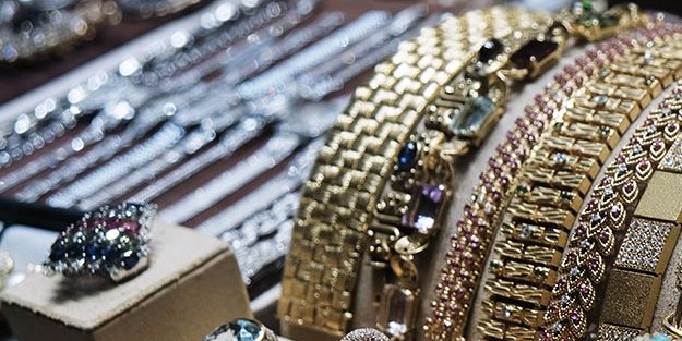 ABD'li vaaz veren piskoposa canlı yayında soygun şoku! 1 milyon dolarlık mücevherleri çalındı