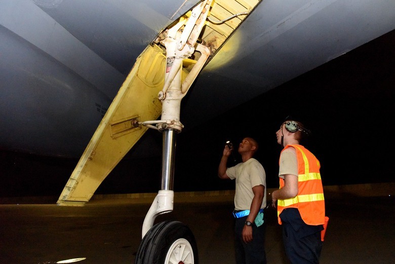 ABD’nin B-52’leri Katar’daki üsse indi 