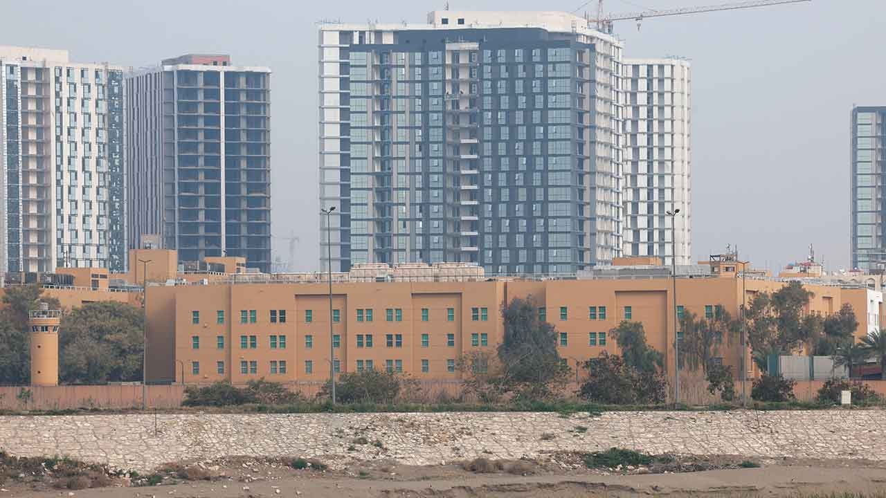 ABD’nin Büyükelçiliği vuruldu