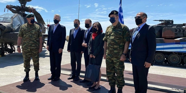 ABD'nin getirdiği silahlarla şov yapan Yunanistan'tan Türkiye'ye tehdit!